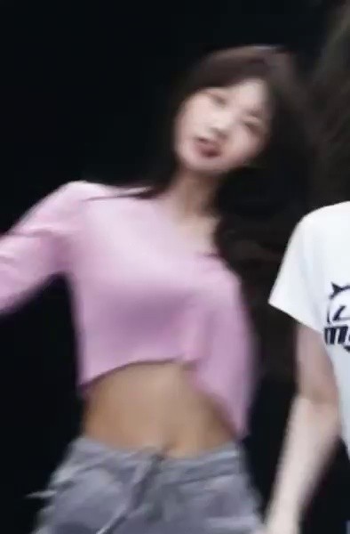 Everglow's Sihyeon's pink cropped knit bra exposed when lifting arms