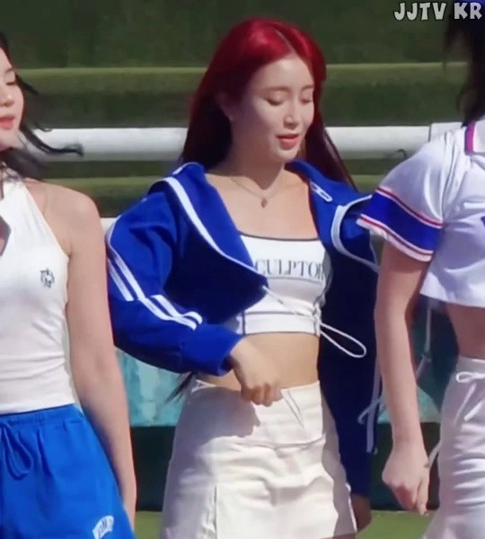 (SOUND)Bulky white crop top, white skirt, StayC Sumin