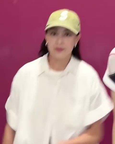 Twice Jihyo's raw bra with white tube top lifted and exposed in the form of underboob