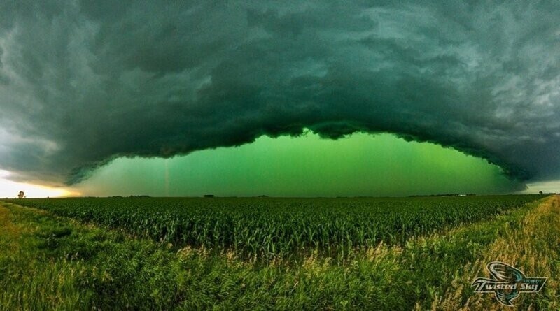 The green sky phenomenon seen in the United States a few years ago