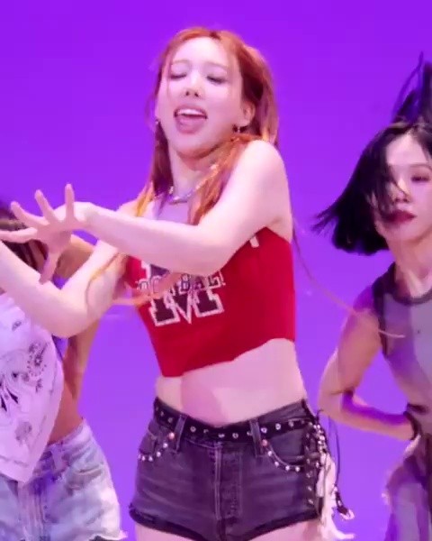 TWICE Nayeon's red tube top body shows off properly during studio dance