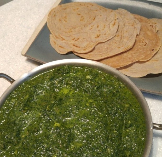 Spinach curry that doesn't look easy but is delicious