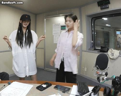 [Lovelyz] Jeong Ye-in took a reel with Kim Ji-young (2)