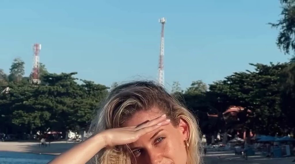 (SOUND)Israeli bikini model's body is warmed by the sun
