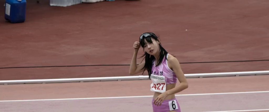 (SOUND)Kim Min-ji's strong abs and buttocks in a pink Hwaseong City Hall competition uniform + track and field underwear