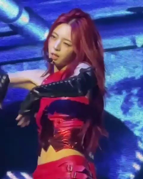 [ITZY] Red leather hot pants ITZY Yuna