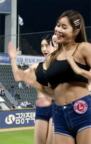 Cheerleader Bae Soo-hyun's abs
