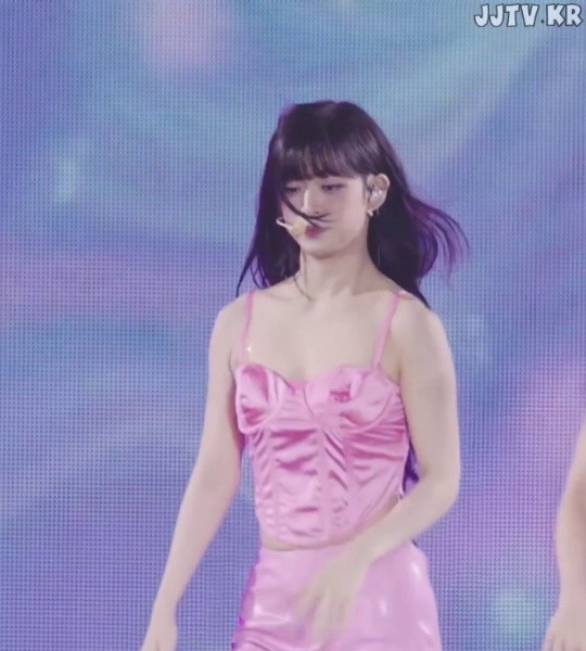 (SOUND)[Fromis 9] Pink tank top with lowered shoulder straps and pink pants Fromis_9 Chaeyoung Lee