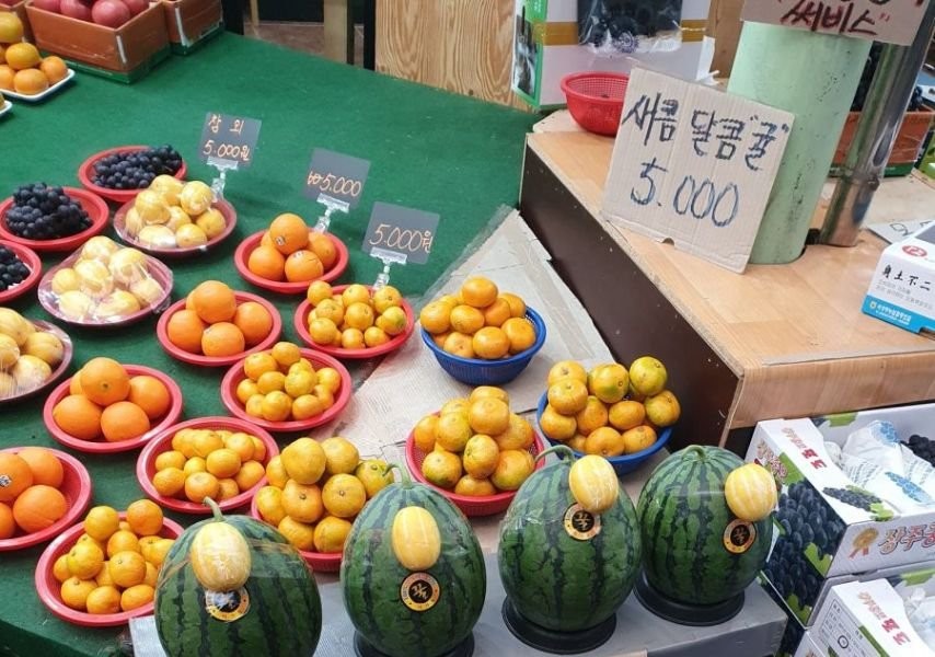 These days, the market price is 7,000 won per melon.