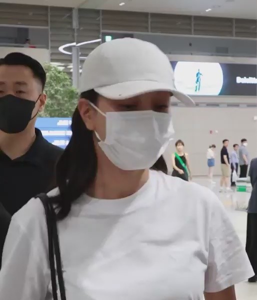 Bra beach white t-shirt airport fashion heavy TWICE Jihyo