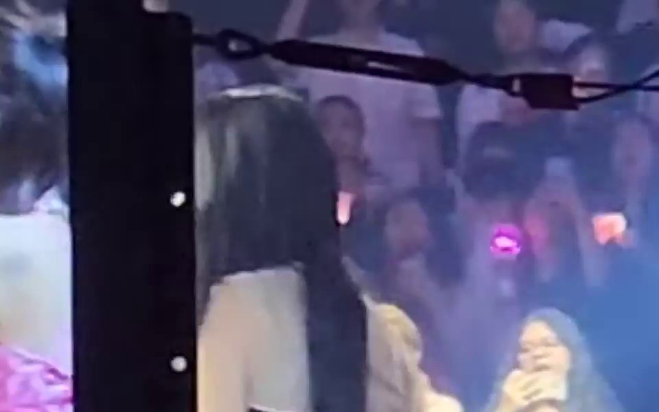 (G)I-DLE Miyeon pulling her butt back and turning