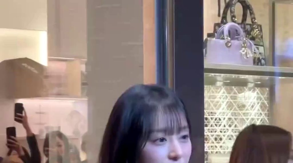 (SOUND)Actress Kim Ji-won's beauty and body in a black dress taken with a phone camera at a Dior event in Taiwan