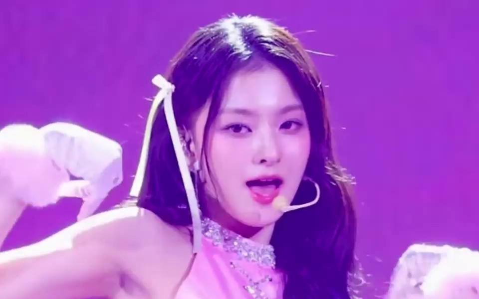 Fromis_9 Lee Na-kyung in a neat pink outfit