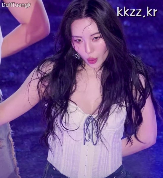 GIF of Sunmi suddenly bowing down