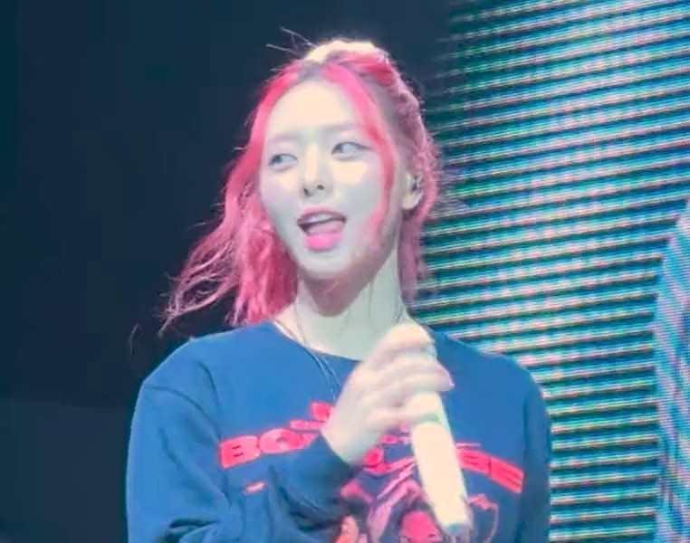 ITZY Yuna in front of fans wearing leggings