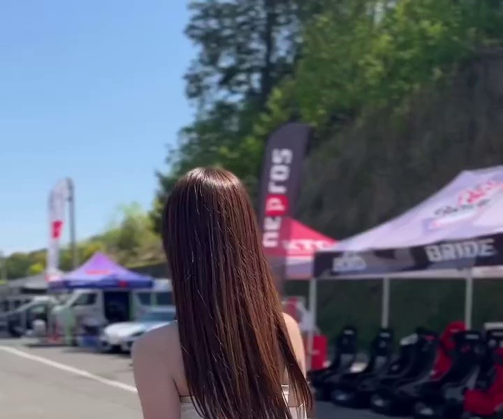 (SOUND)The body of a Japanese racing model waving her hand
