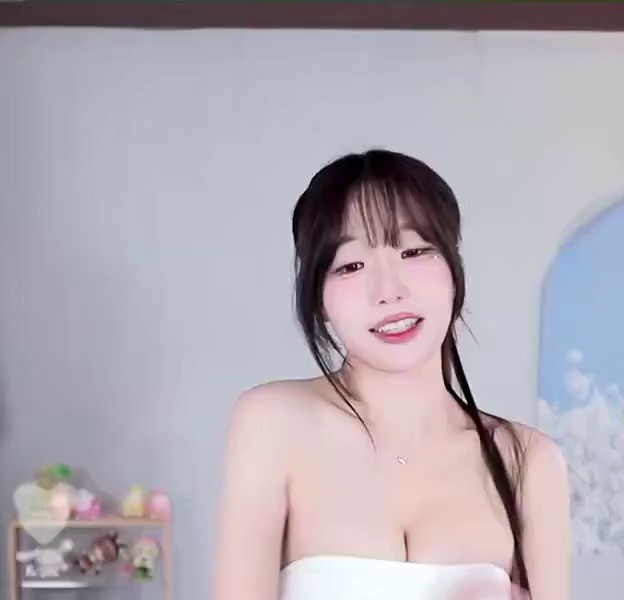 (SOUND)White off-shoulder flowing upper cleavage Suryun Suryun - Look at me