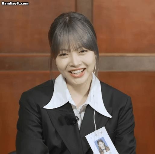 [Le Seraphim] Office look gums soft legs Hong Eun-chae - Reniverse