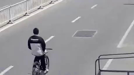 Catastrophe occurred while riding a bicycle while holding Gao
