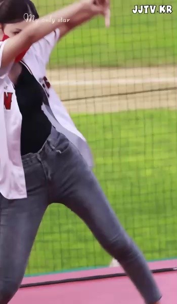 At the baseball field, Rightsome Han Cho-won’s chest is bouncing heavily.