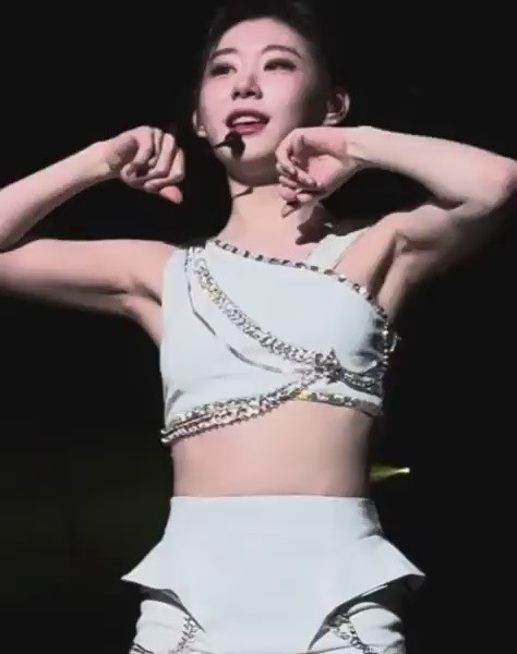 ITZY Chaeryeong's elasticity at a concert wearing white hot pants and turning sideways