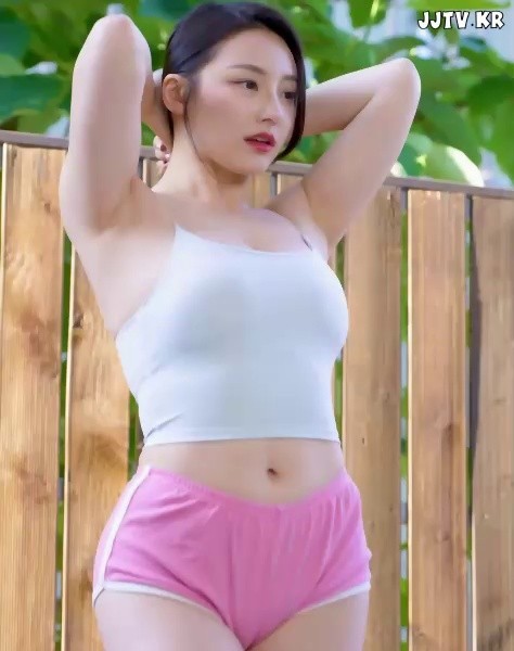 Model Oh Eun-dam pink dolphin pants
