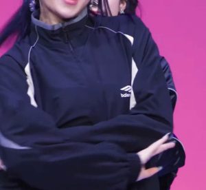 (SOUND)Gray hot pants that are so tight that the panty line is visible, Le Seraphim Heo Yun-jin