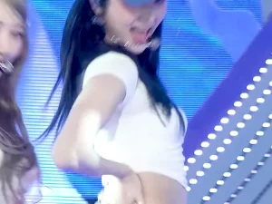 Le Seraphim Heo Yun-jin wearing a cap white crop top belly button + jeans hip line